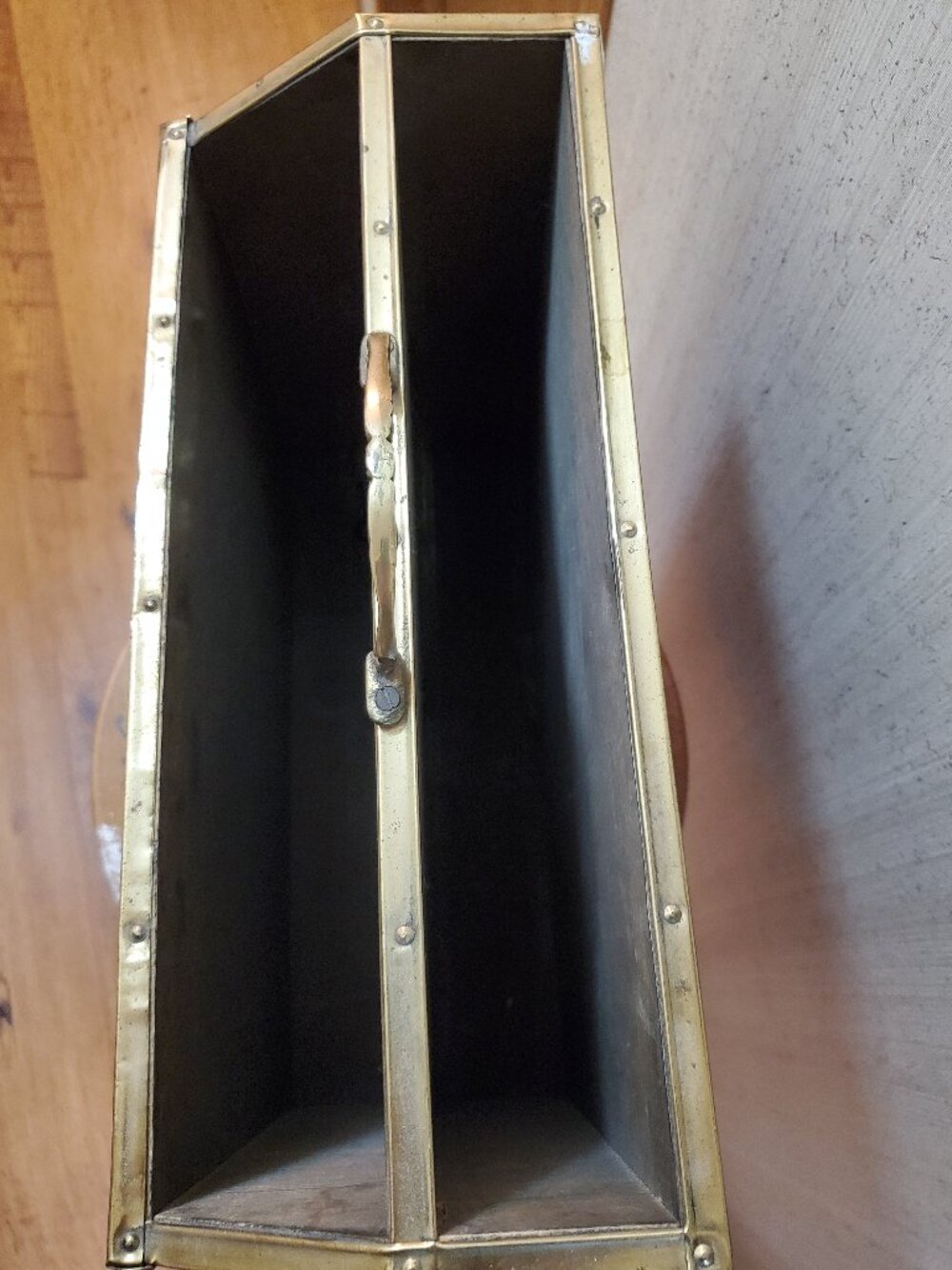 embossed brass and wood magazine rack, English mid-century home decor - Picture 4 of 16